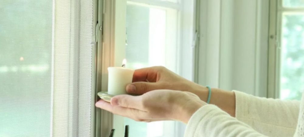 Дует из пластикового окна